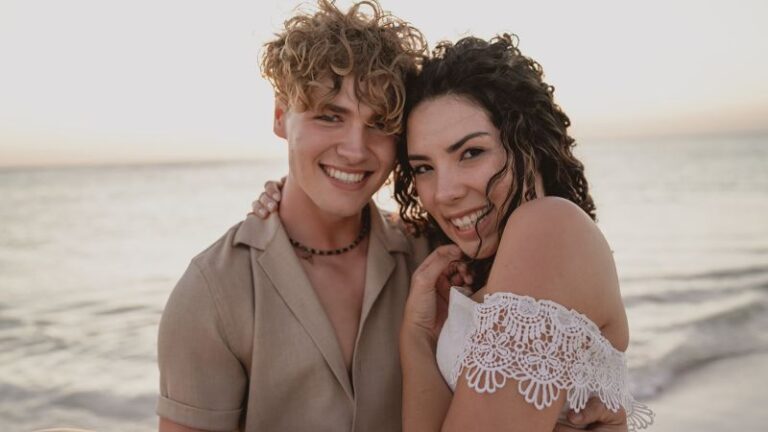 That they had a teenage summer season romance. Right here’s what occurred after they reunited years later