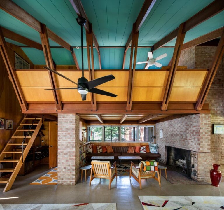 Wanna Purchase a Mid-Century Fashionable Cabin Designed by a Pioneering Architect?