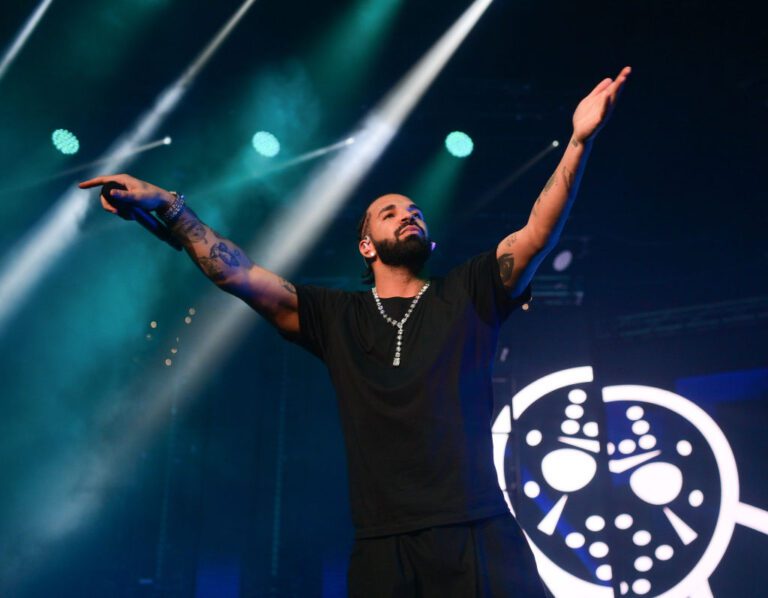 Drake Hits The Membership With Malia And Sasha Obama