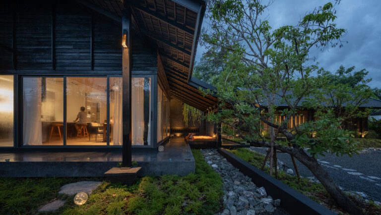 Baan Dam / Housescape Design Lab
