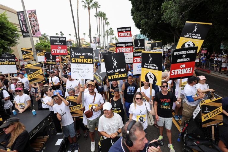 Actors, writers fill Los Angeles streets in present of unity amid strike