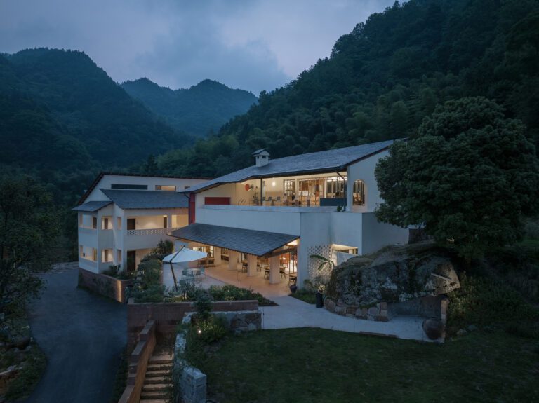 Misplaced villa in Simianshan, Chongqing / Architects KONGKONG