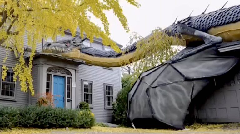 Big Halloween Sculptures in Architect’s Entrance Yard Get Higher Each 12 months, From King Kong to an Egyptian Tomb—LOOK
