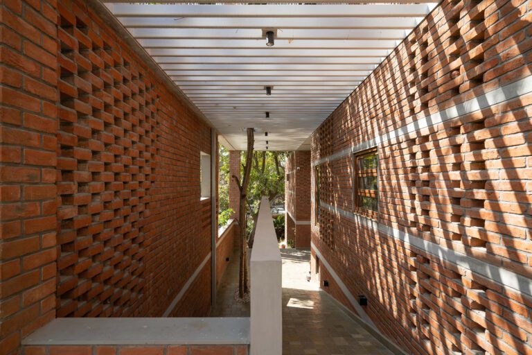 The Maze Home / MISA ARCHITECTS