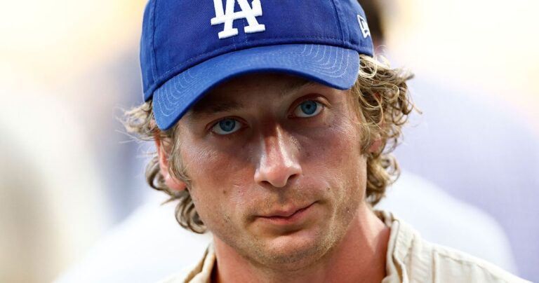 Jeremy Allen White Explains Alexa Demie Picture-Shoot Remark