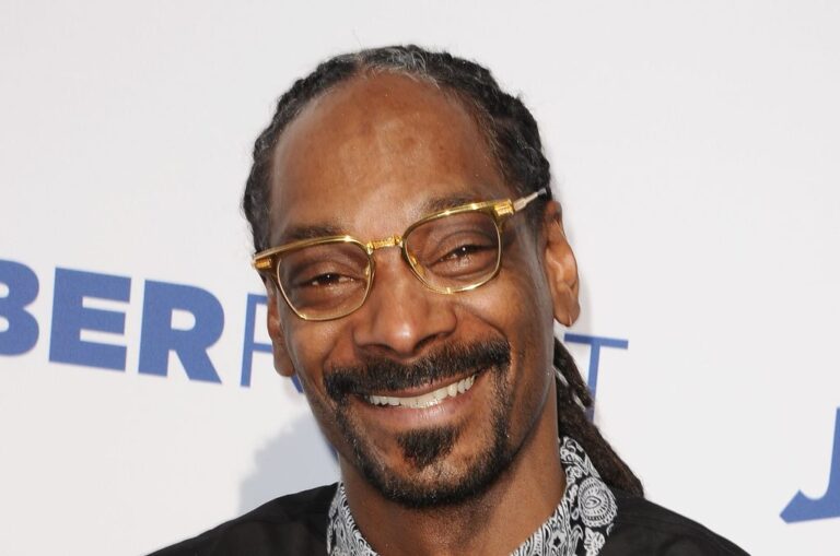 Snoop Dogg Says He’s Giving Up Smoking In Social Media Posts – Deadline