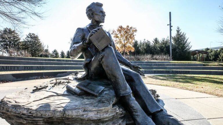 Kentucky Abraham statue: Bronze high hat has disappeared from larger-than-life sculpture of Lincoln