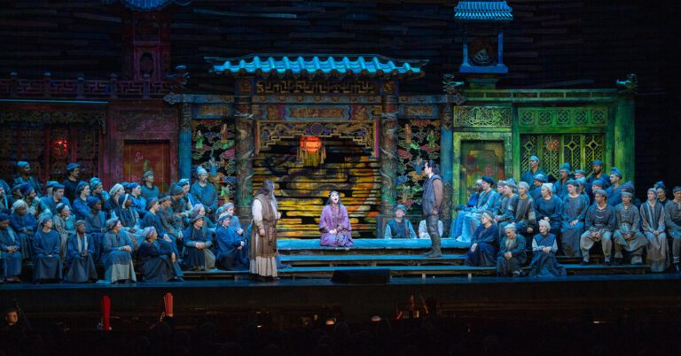 On the Met Opera, the Present Goes On After a Technical Mishap