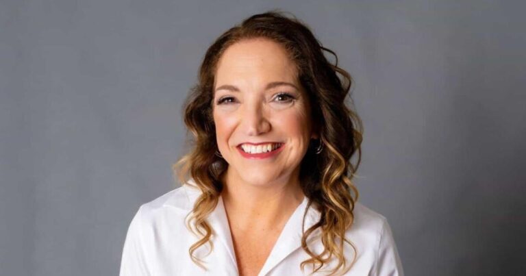 4 Finlay Donovan books in, Elle Cosimano is killing it