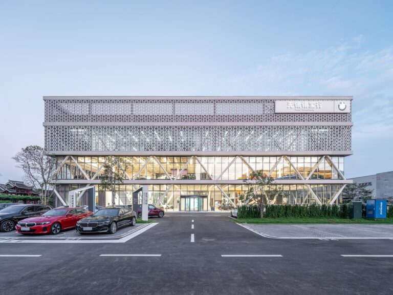 BMW Middle / Atelier FCJZ