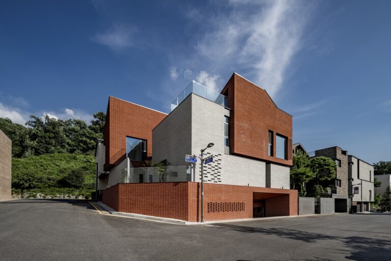 Higher Wall, Low Wall Residence / Kode Architects
